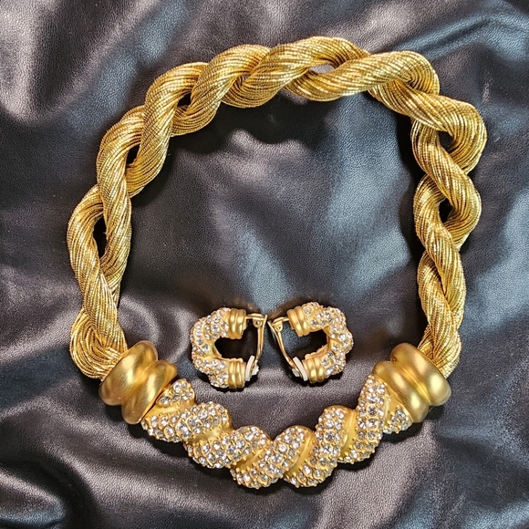AUTHENTIC Givenchy Vintage Chunky Gold Necklace with Matching Clip On Earrings - Picture 6 of 10